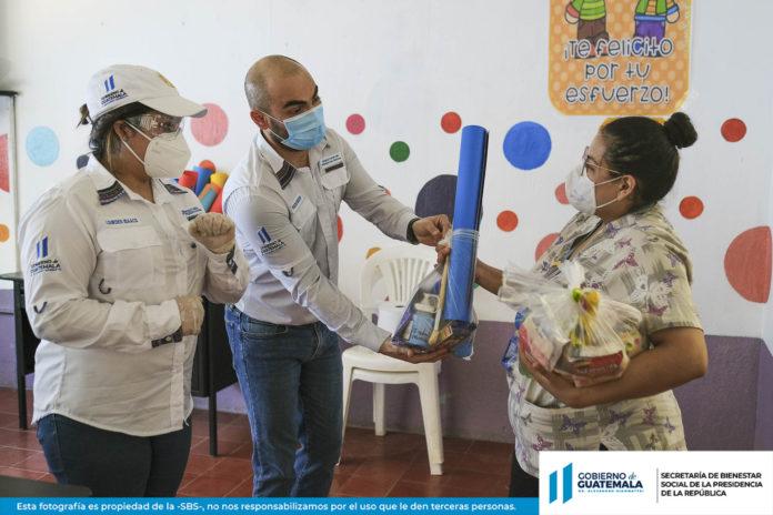 Bolsas con alimentos y material didáctico llegan a familias de los CAI