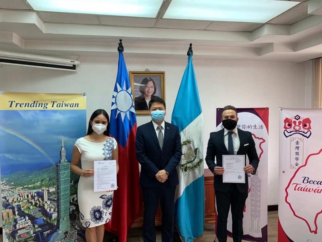 Embajada de la República de China (Taiwán) entrega 38 becas a jóvenes guatemaltecos