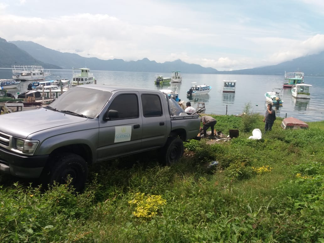 Ministerio de Ambiente ejecuta limpieza en lago de Atitlán