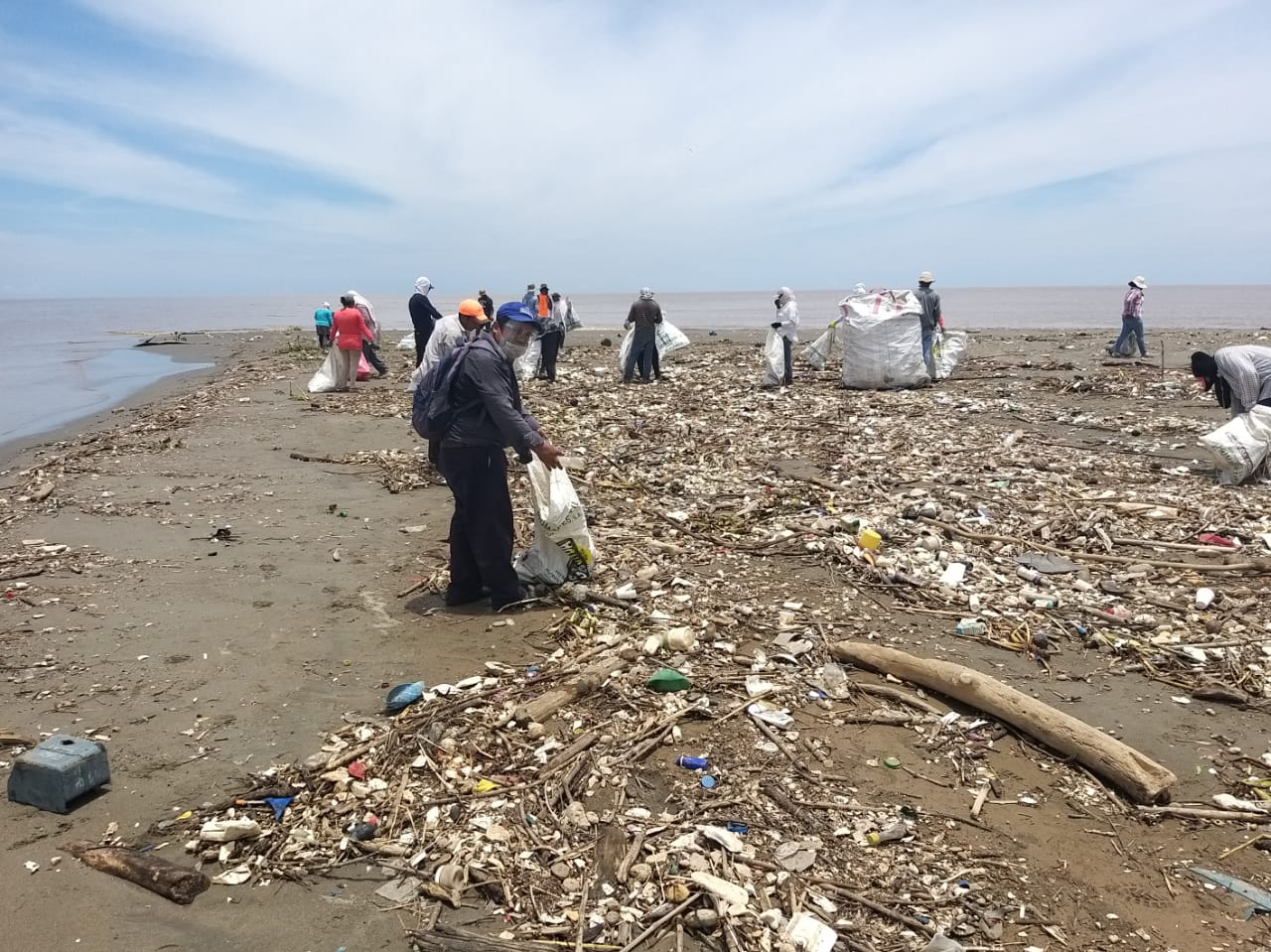 Ministerio de Ambiente retira 60 toneladas de residuos del río Motagua
