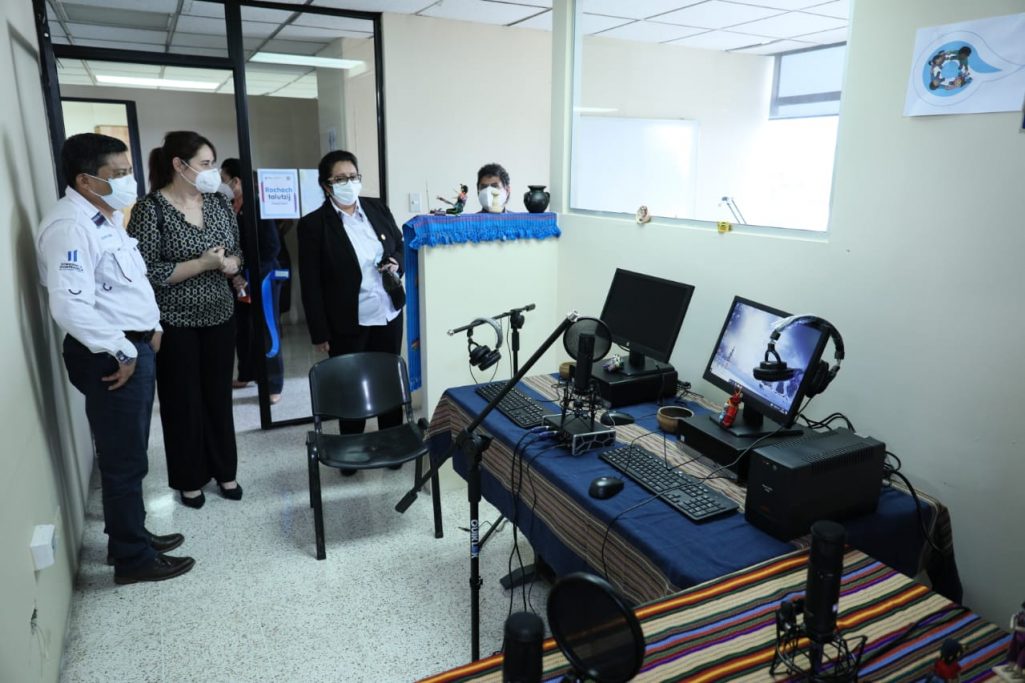 Mineduc inaugura tres sets para grabar programa radiofónico