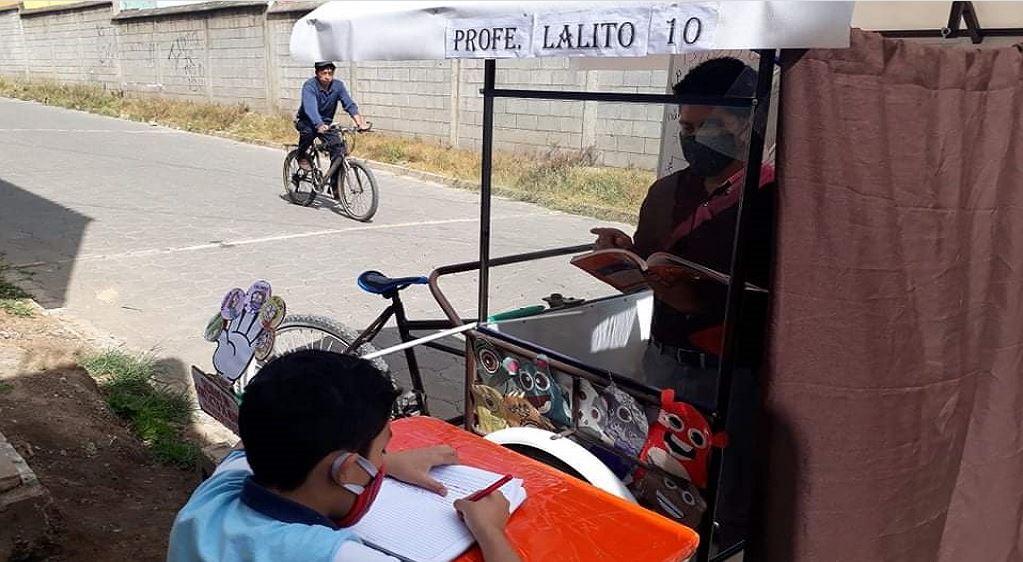 Profesor motiva a estudiantes de sexto grado a continuar estudios