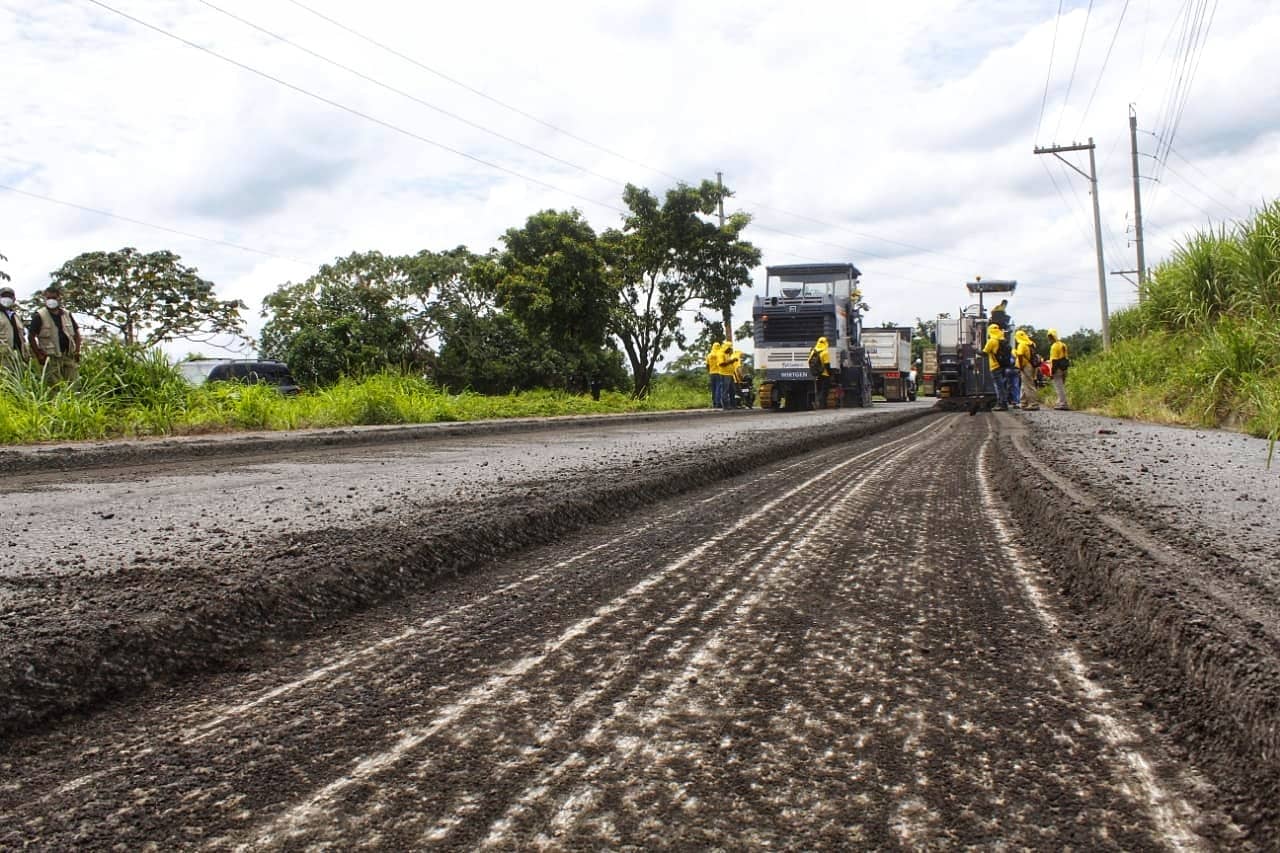 Presidente supervisa trabajos en tramo carretero de la costa sur