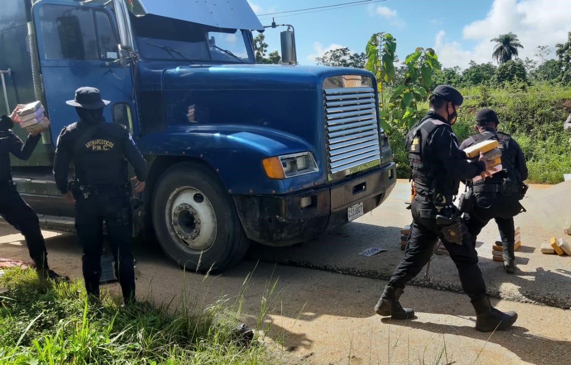 Localizan 111 paquetes con cocaína en un cabezal en Alta Verapaz