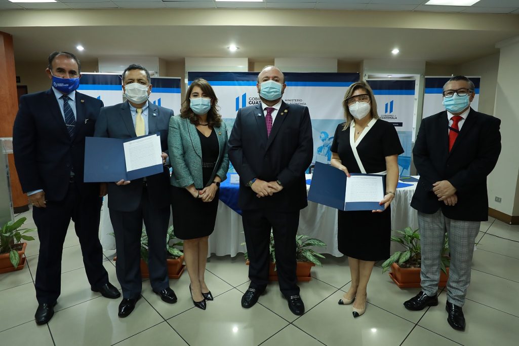 Mineco firma convenio para ampliar servicio de pago de aranceles