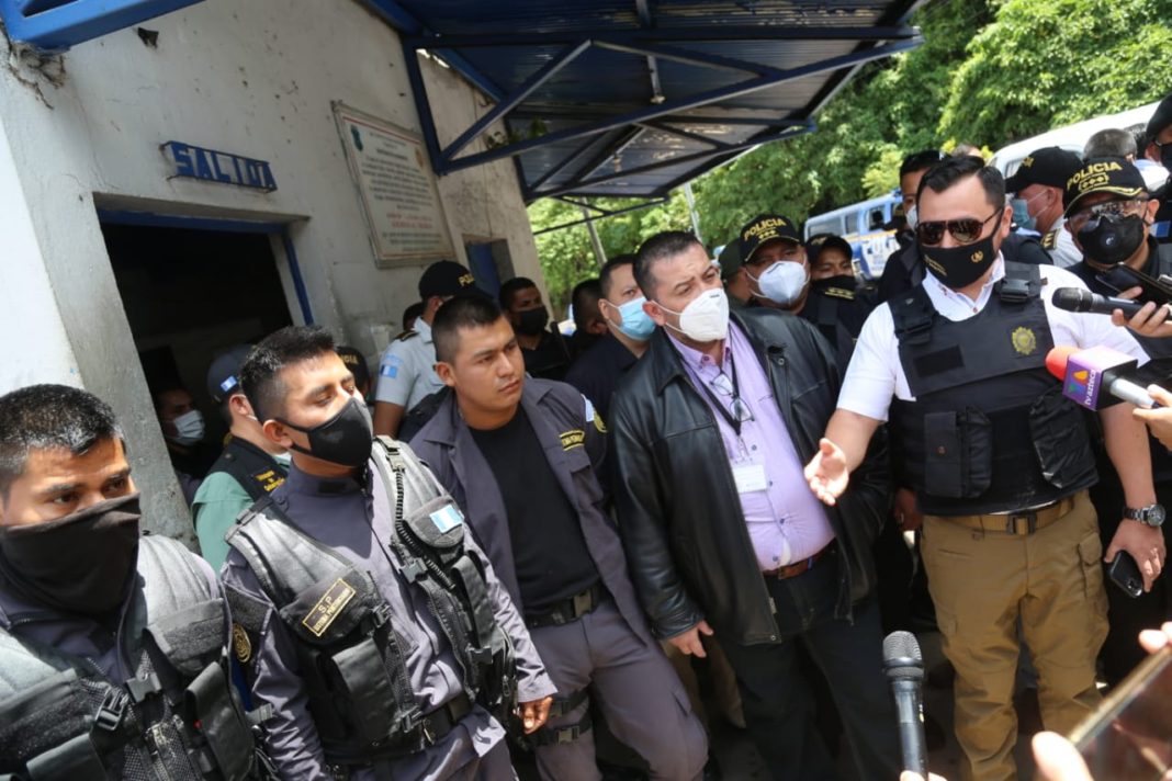 Guardias retenidos en centro carcelario de la zona 18 son liberados