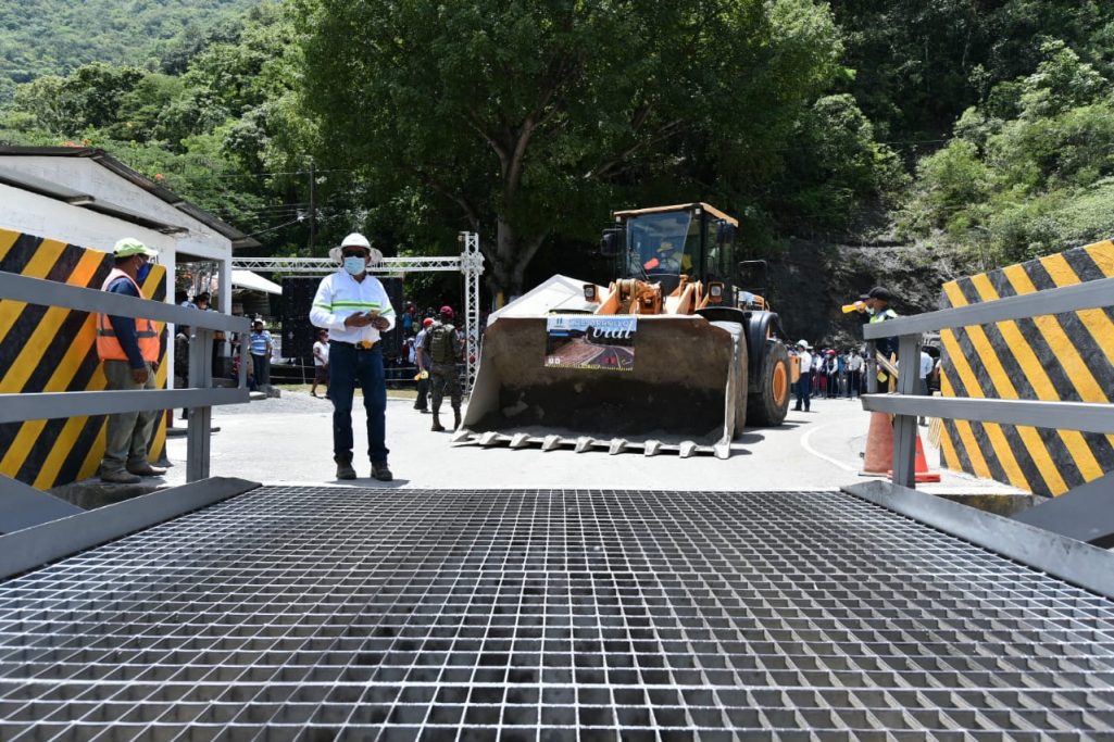 Gobierno inaugura remozamiento de tramo carretero abandonado desde hace 90 años