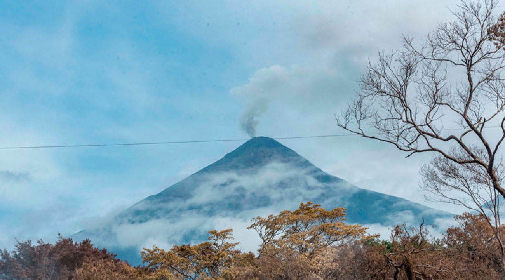 Conred monitorea actividad del volcán de Pacaya, que presenta flujos de lava