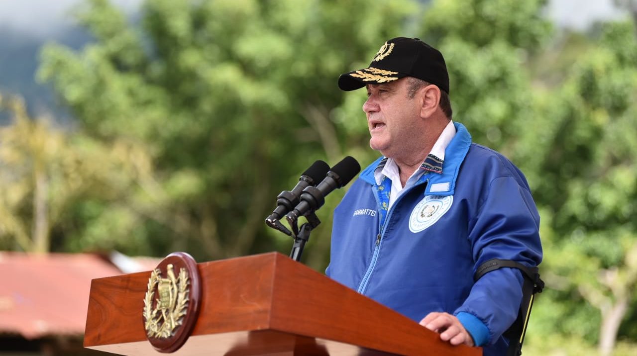 Presidente inaugura tramo carretero en Huehuetenango