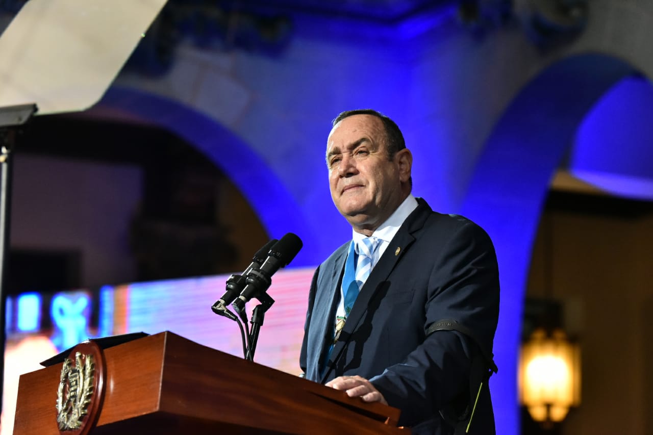 Presidente llama a la unidad durante acto de independencia de Guatemala