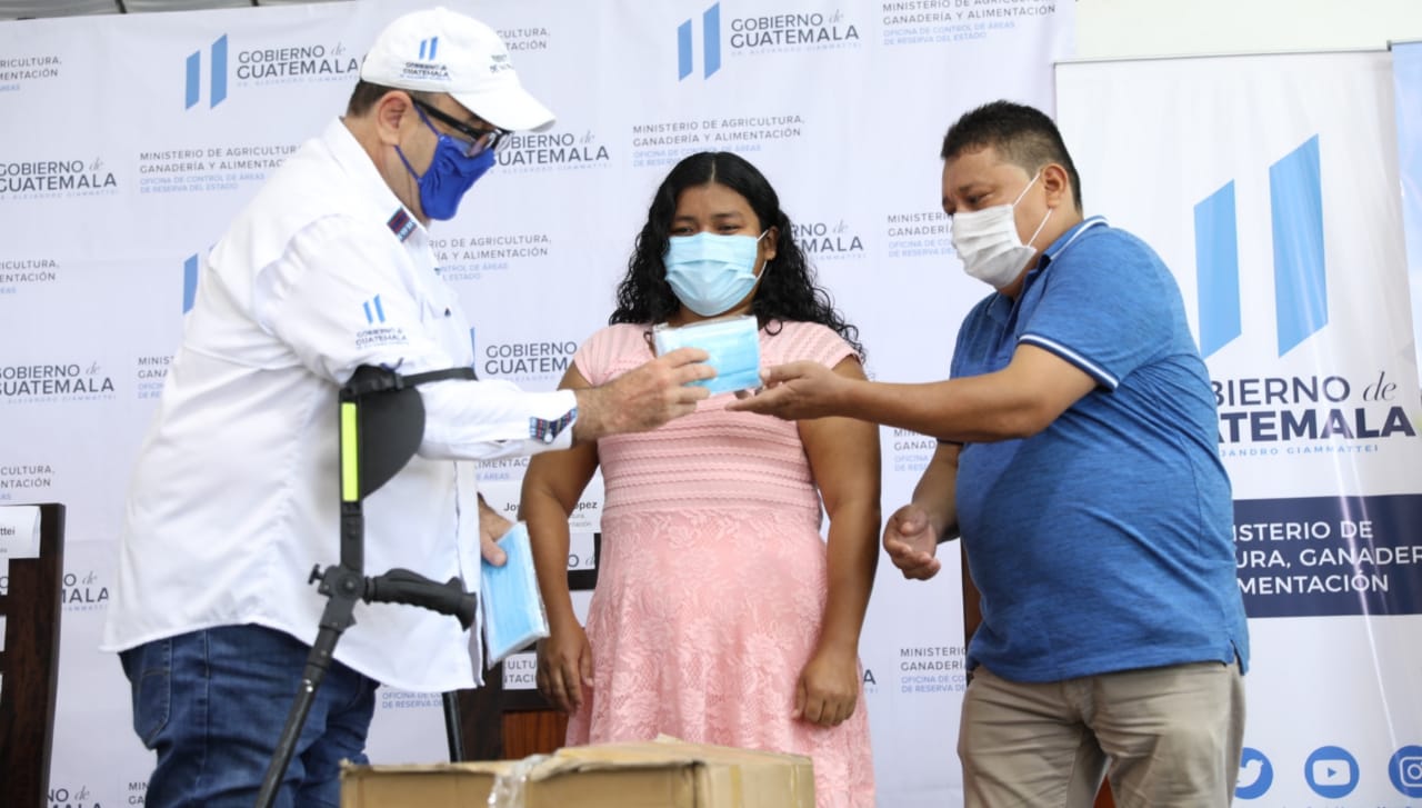 Presidente entrega 5 mil mascarillas en Escuintla y Santa Rosa