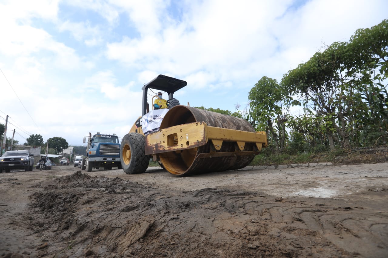 Presidente inaugura trabajos de construcción de carretera en Quiché
