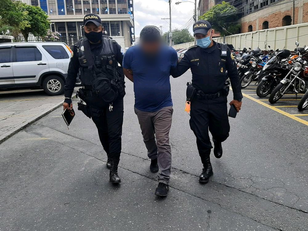 PNC captura a 12 presuntos robacarros durante varios allanamientos