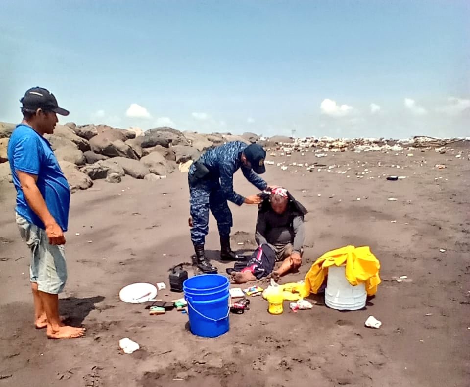 Ejército apoya el rescate de náufrago en aguas del puerto de San José