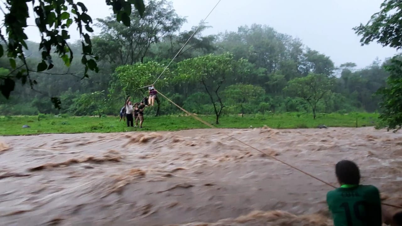 Rescatan a personas atrapadas por crecida de río
