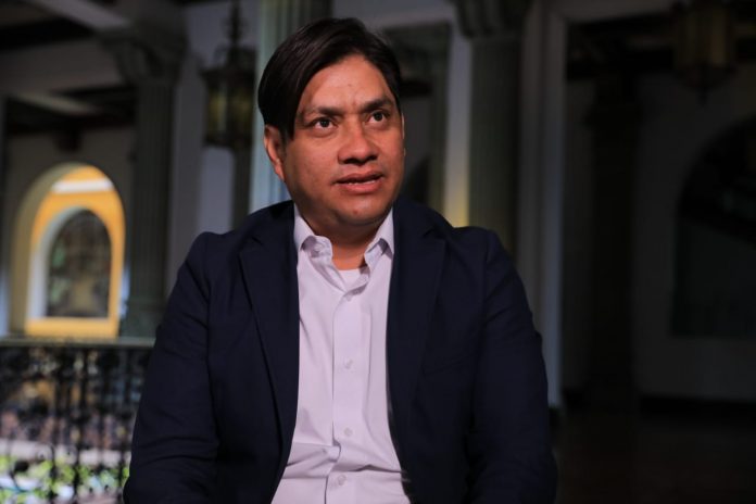 Autoridades del CIV destituyen a director de Caminos