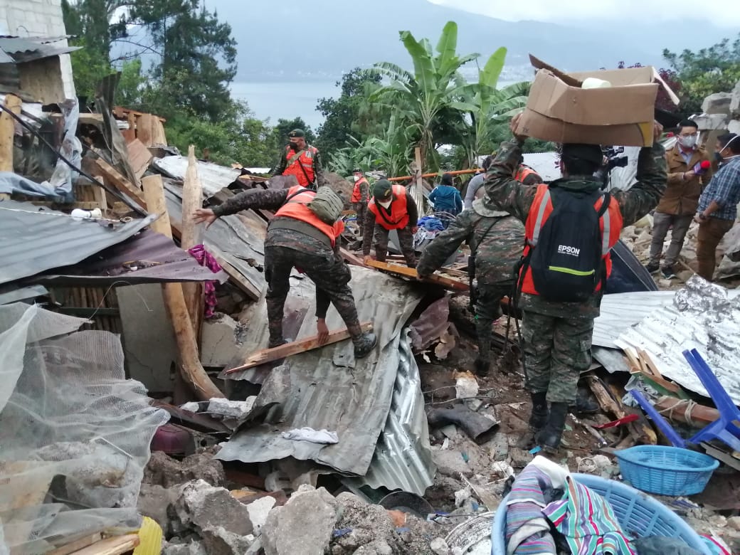 Ejército continúa labor de búsqueda en derrumbe de San Marcos La Laguna