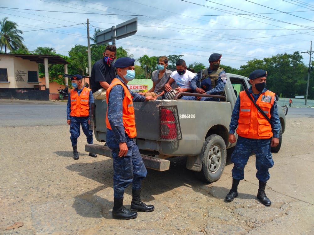 Ejército brinda asistencia a caravana de migrantes