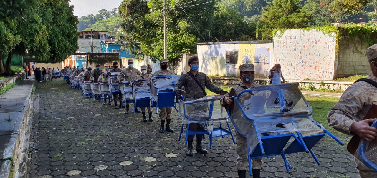 Ejército culmina entrega de 16 mil pupitres