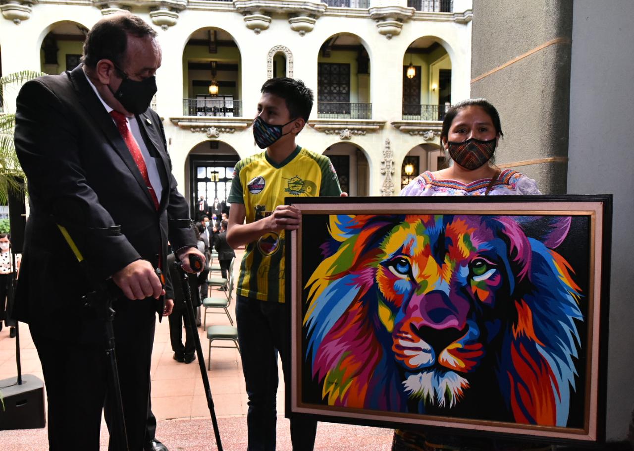 A sus 13 años, Jeffry Rodríguez pinta lienzos multicolores