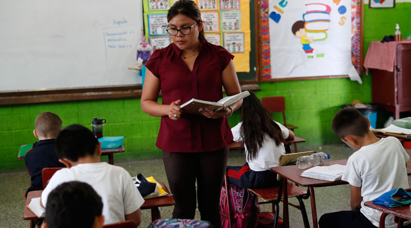 Día Mundial del Docente: Presidente felicita a los maestros de Guatemala