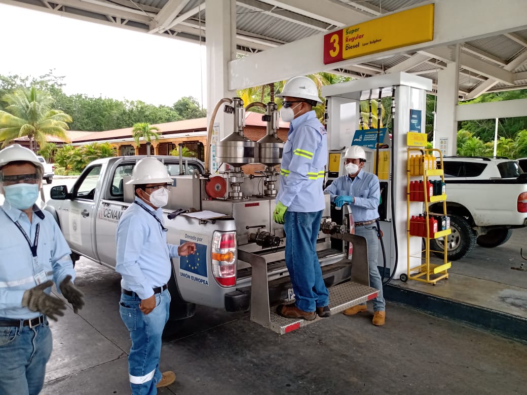 Verifican precios de combustible en Petén.