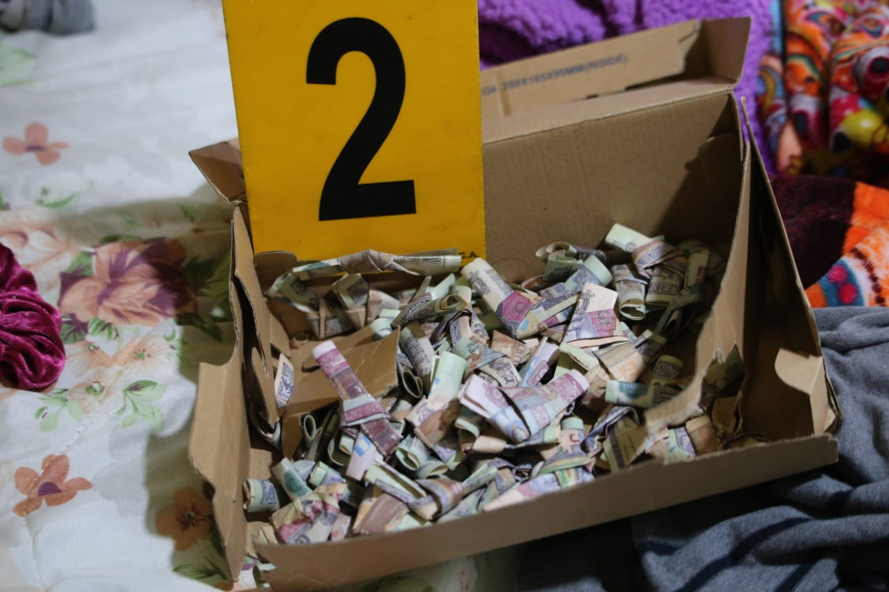Decomisan más de 64 mil quetzales, celulares y municiones durante allanamientos