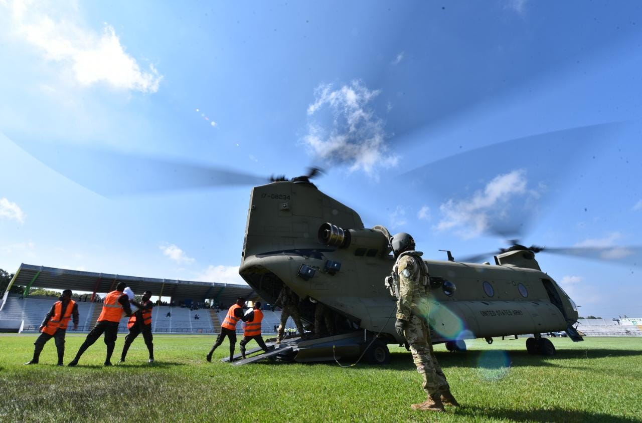 Helicóptero Chinnok CH-47 es cargado de alimentos por elementos del Ejército de Guatemala./Foto: Jason Miranda.