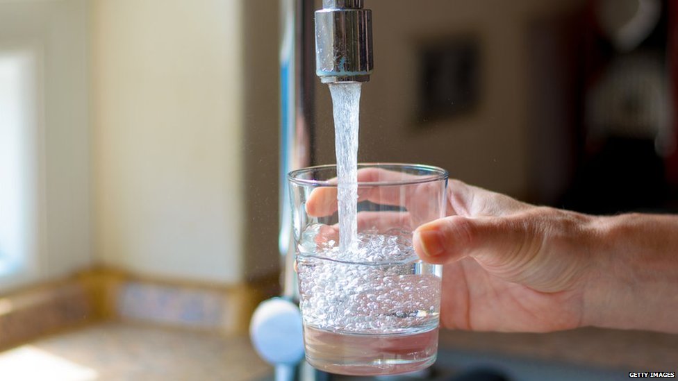 Consumir ocho vasos de agua al día beneficia al organismo/Foto: BBC Mundo.