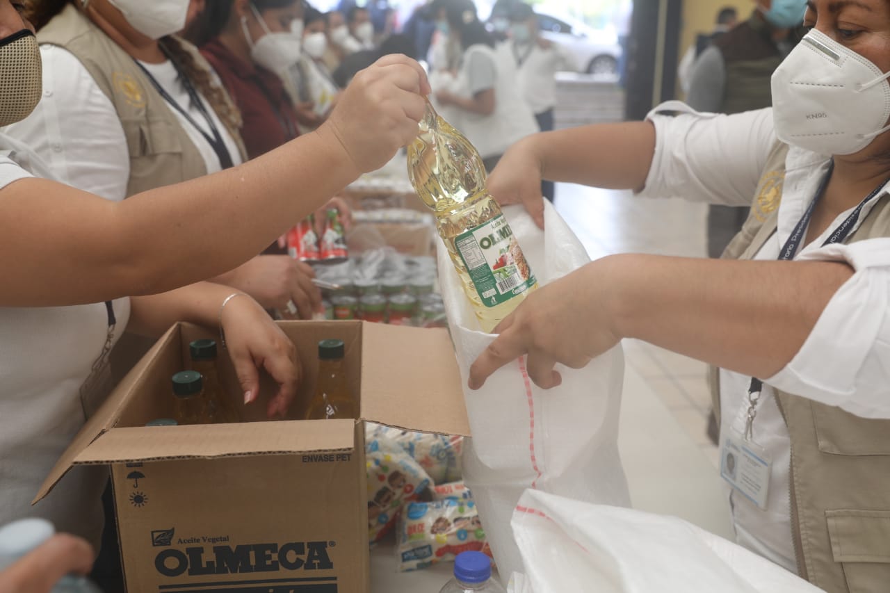 Avanza el embalaje de bolsas de alimentos para damnificados en parque Erick Barrondo