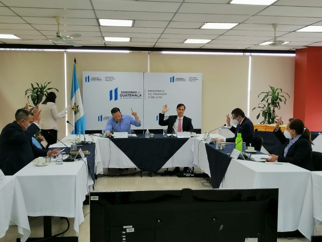 Comisión de Postulación analizan los expedientes para el directorio de la SAT.