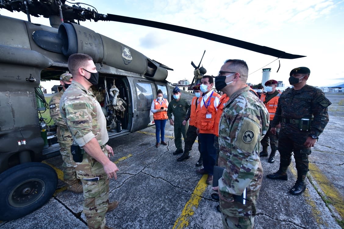 Helicópteros de EE. UU. apoyarán rescate de cuerpos en San Cristóbal Verapaz