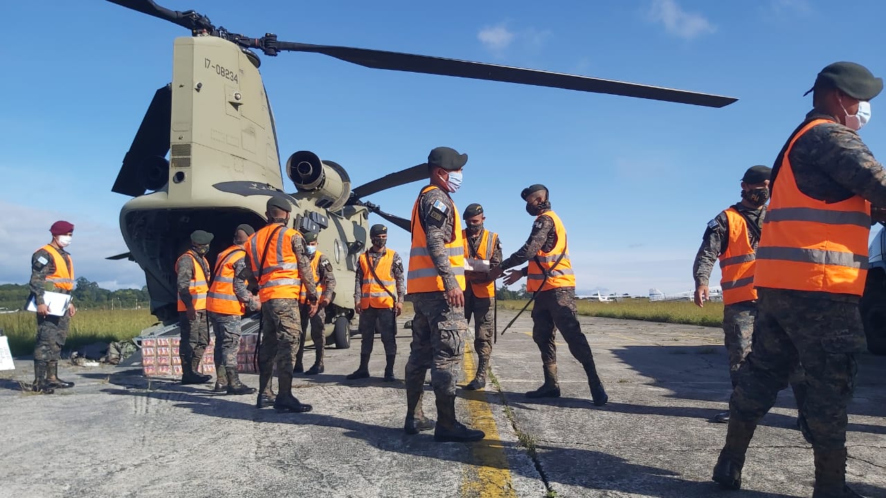 Helicópteros estadounidenses inician traslado de ayuda a damnificados