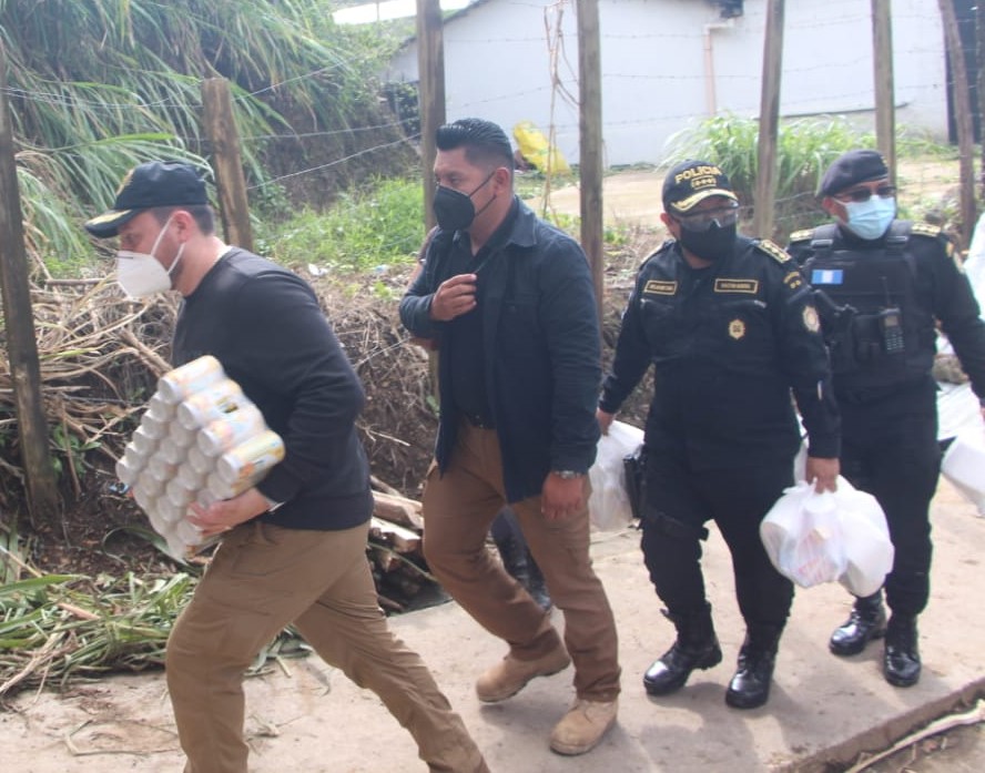 PNC entrega mil 400 bolsas de víveres a familias damnificadas en Tactic