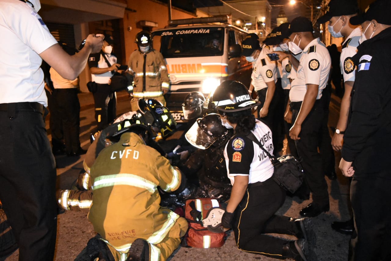 Agentes de la PNC resultan heridos tras disturbios en la Plaza de la Constitución