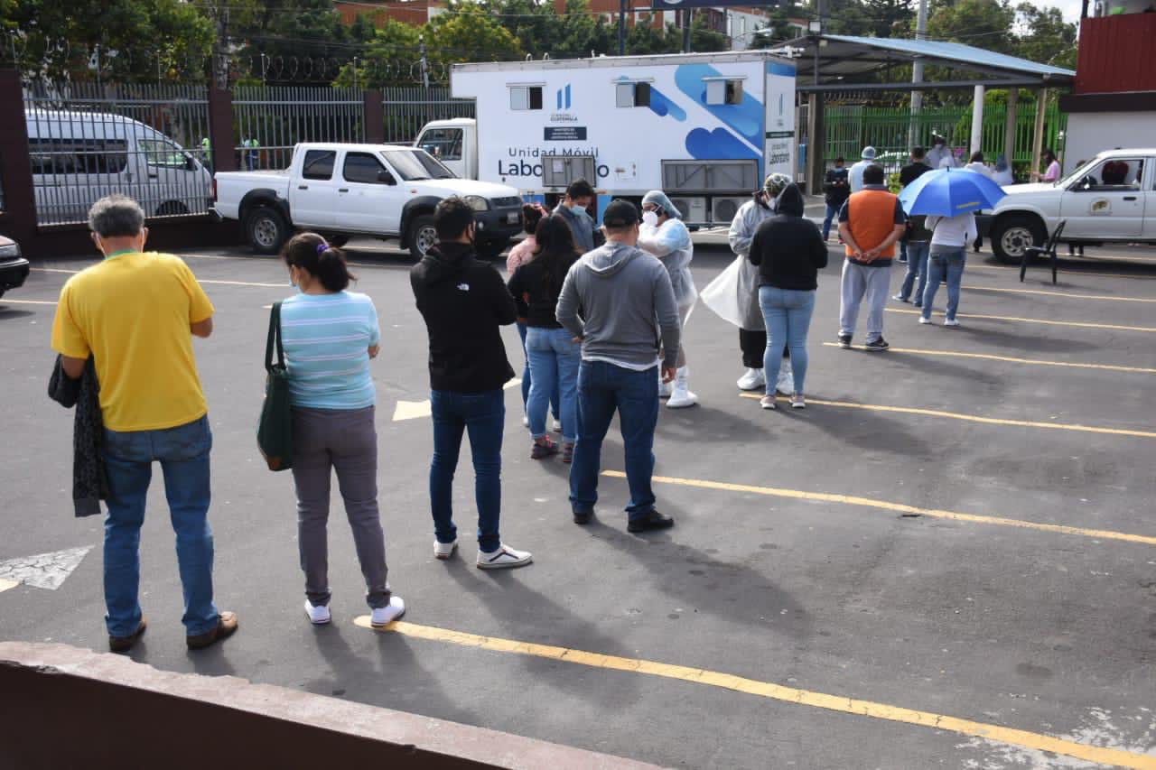 El Laboratorio Móvil realiza pruebas de coronavirus./Foto: MSPAS.