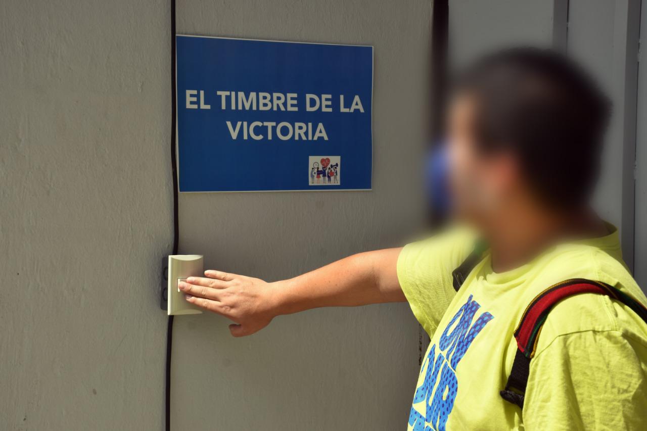 Paciente recuperado toca el timbre de la victoria.