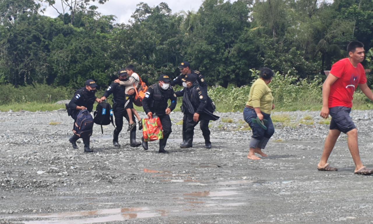 PNC y Ejército en múltiples acciones de rescate y apoyo