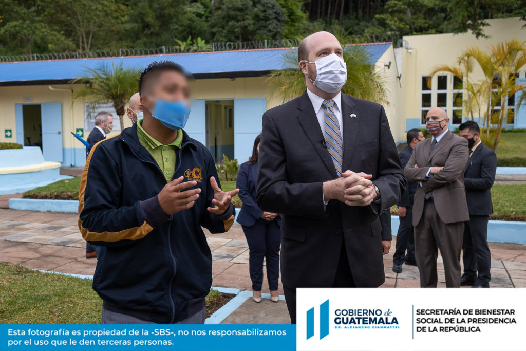 Embajador de Estados Unidos visita programa de reinserción de jóvenes