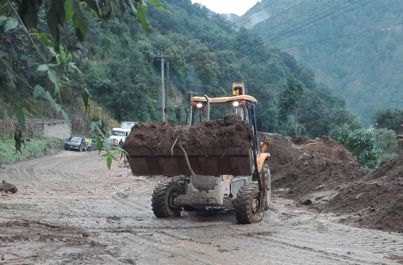 Atienden 76 derrumbes en carreteras afectadas por depresión tropical