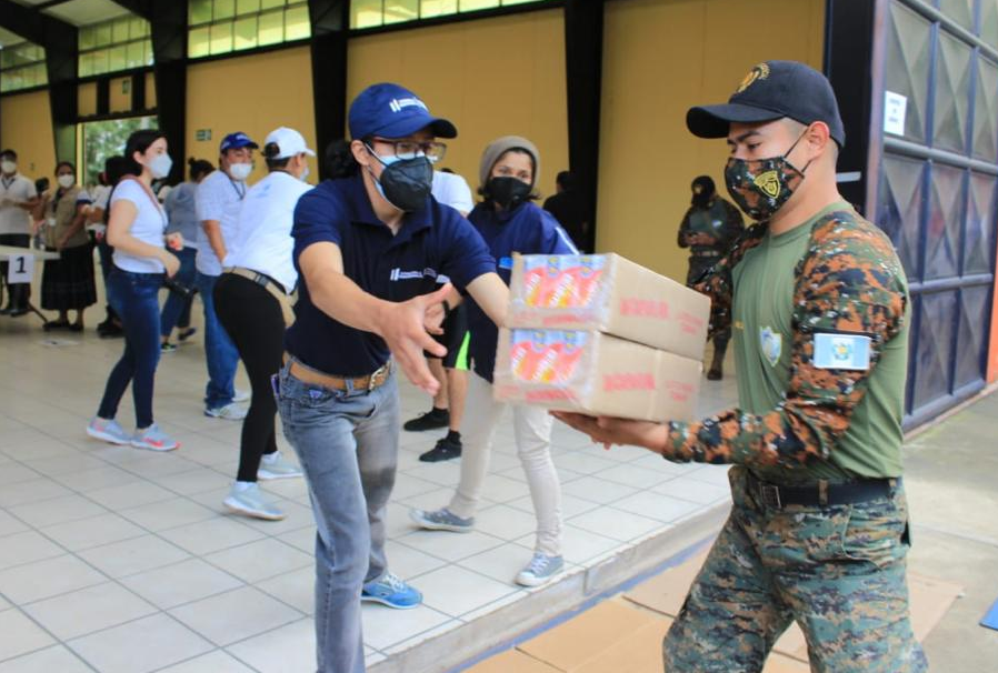 Presidente visita centro de embalaje de ayuda humanitaria
