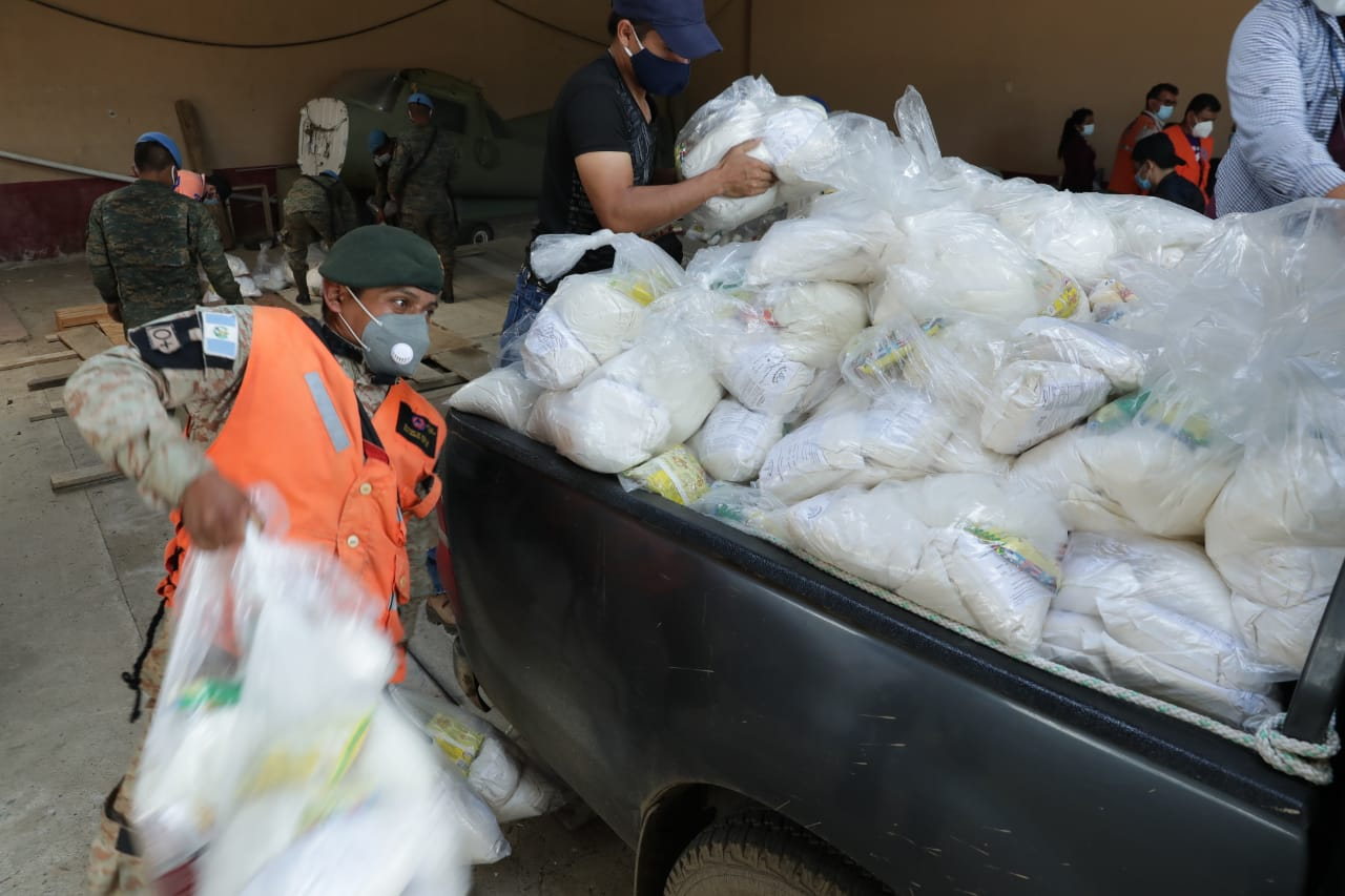 Cobán recibe más de 2 mil 400 raciones de alimentos
