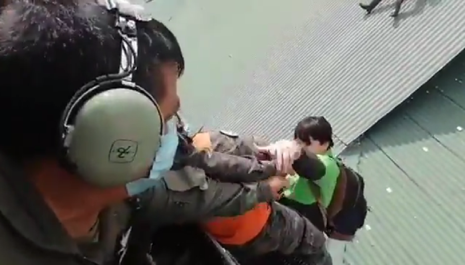Video: Soldados rescatan a familia de un techo en Izabal
