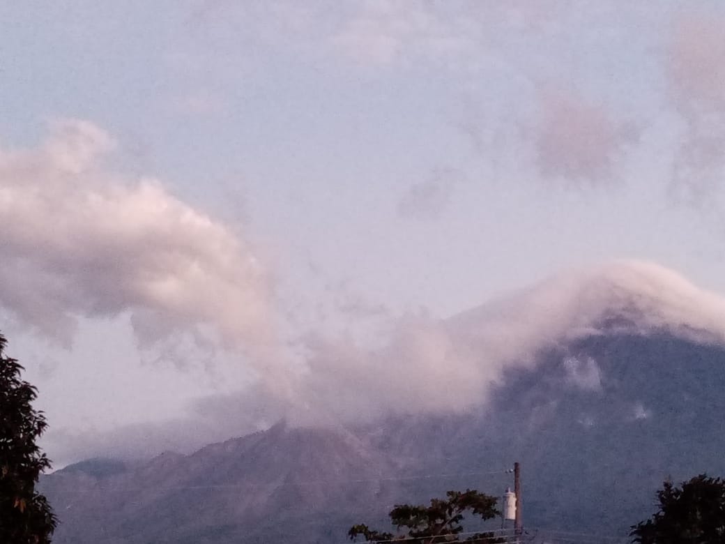 Volcán Santiaguito expulsa grandes cantidades de ceniza