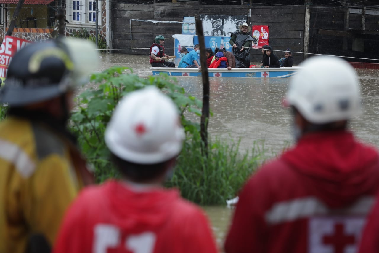 labores-de-rescate-San-Cristobal-Verapaz