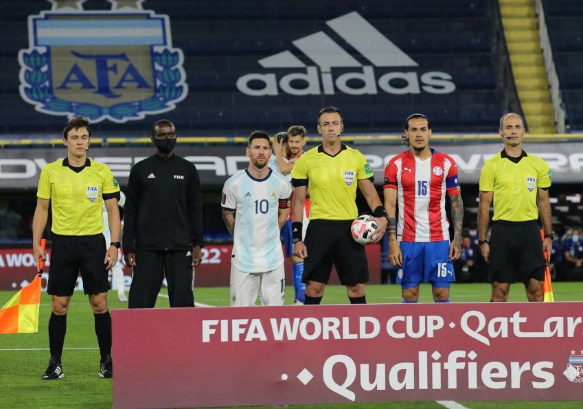Árbitro brasileño y VAR el gran obstáculo que tuvo Argentina ante Paraguay