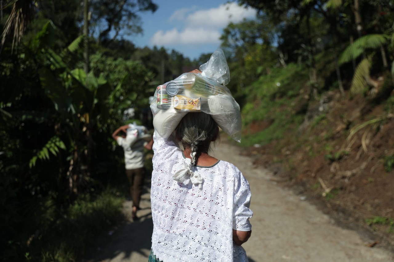 “Gracias por acordarse de este rinconcito de Cobán”, dicen afectados que reciben ayuda