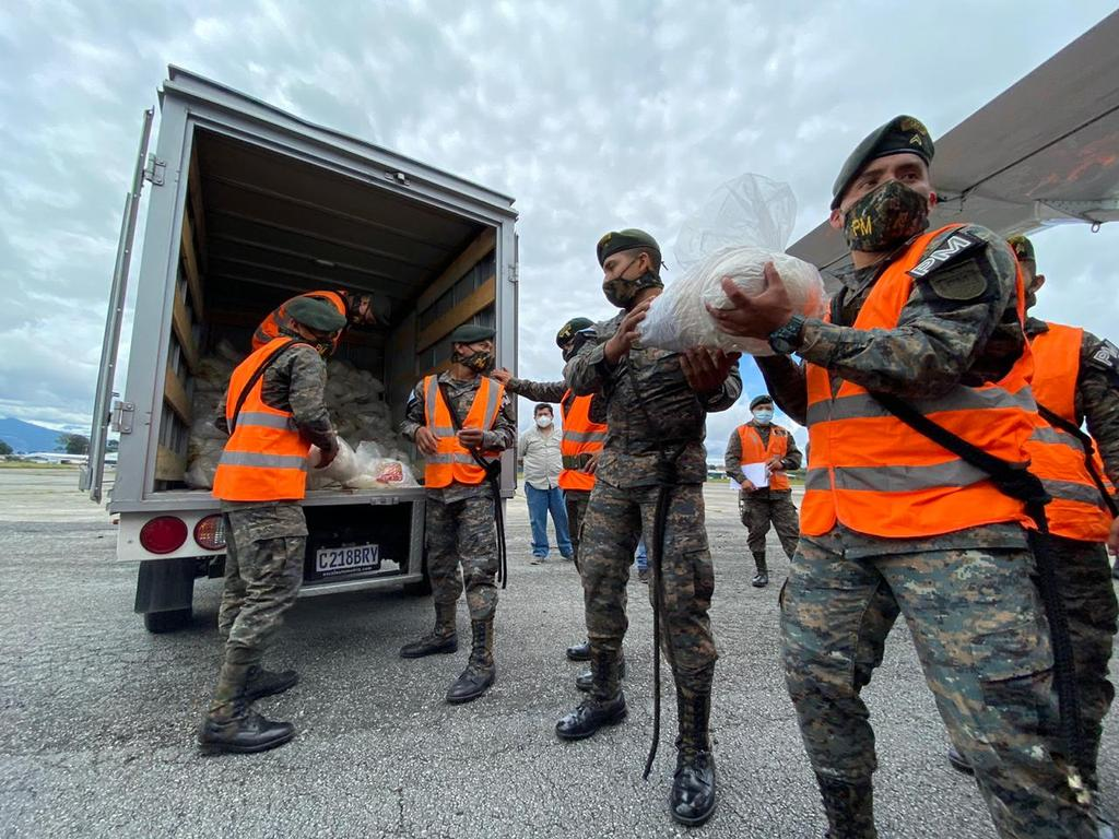 Presidente verifica apoyo humanitario en Alta Verapaz