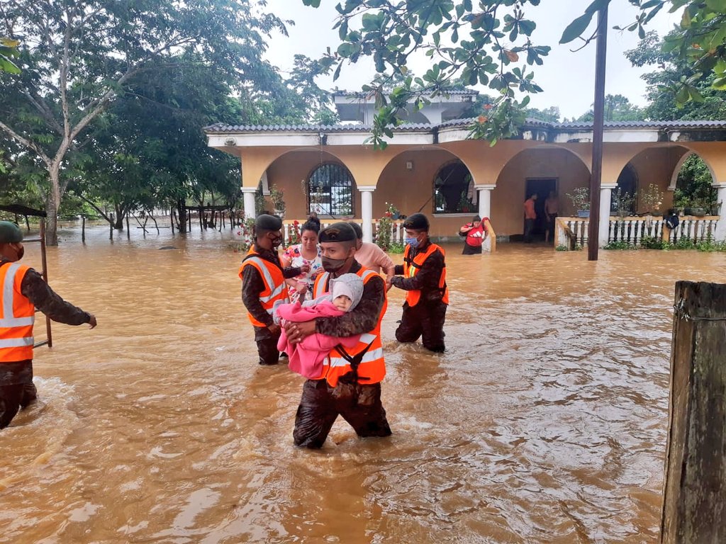 Ejército y la PNC apoyan a familias afectadas por la tormenta tropical Eta