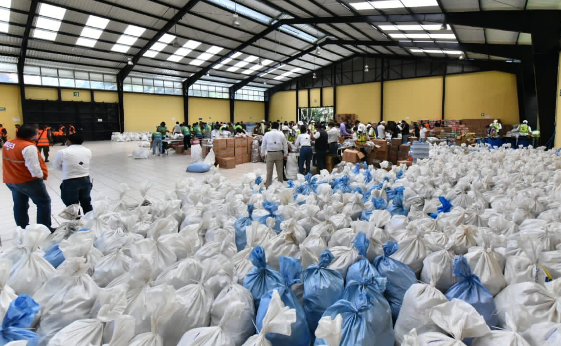 Voluntarios trazan meta de empacar 100 mil bolsas de víveres
